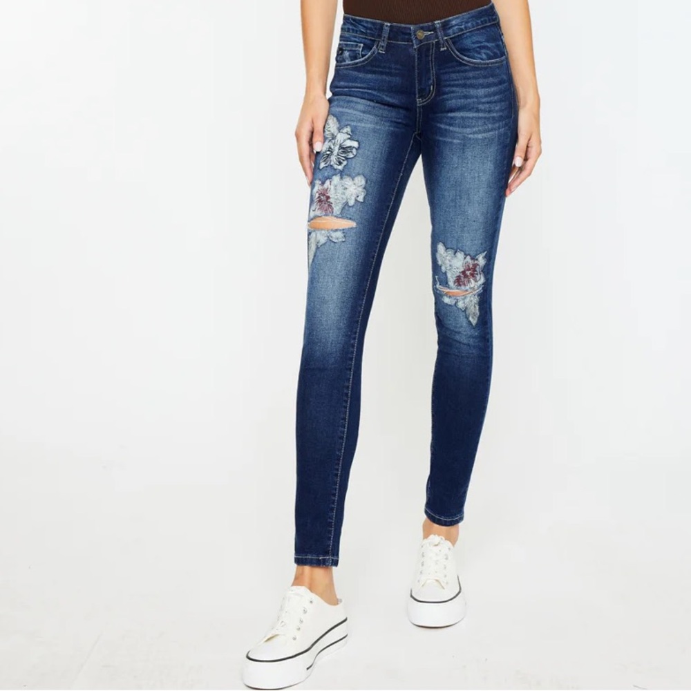 NWT Kancan Mandy Mid Rise Super Skinny Jeans w/ Embroidered Flowers, Distressing